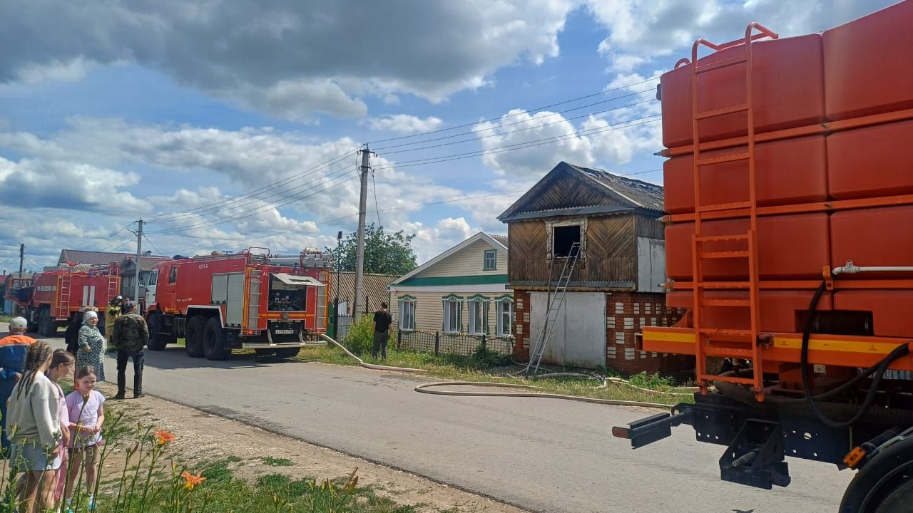 В Кукморе огонь уничтожил баню и повредил гараж