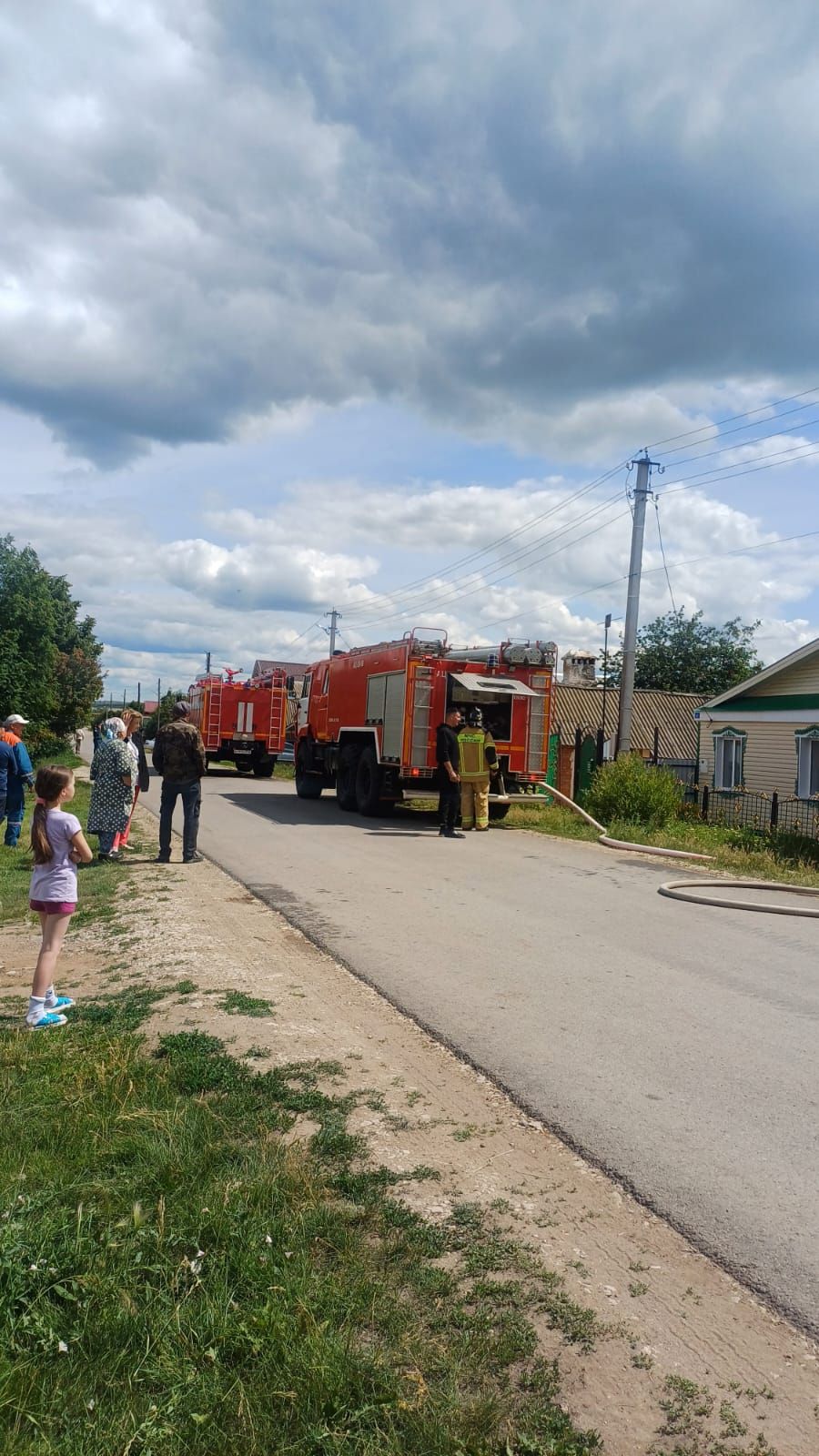 В Кукморе огонь уничтожил баню и повредил гараж