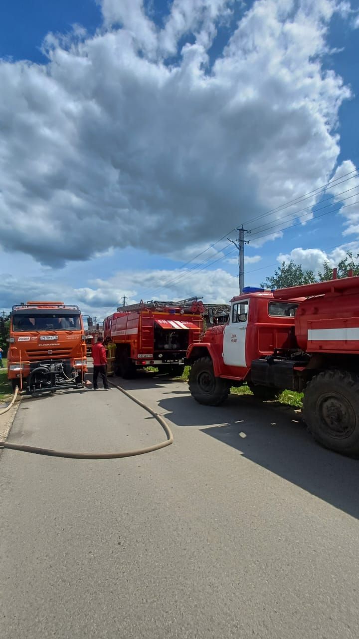 В Кукморе огонь уничтожил баню и повредил гараж