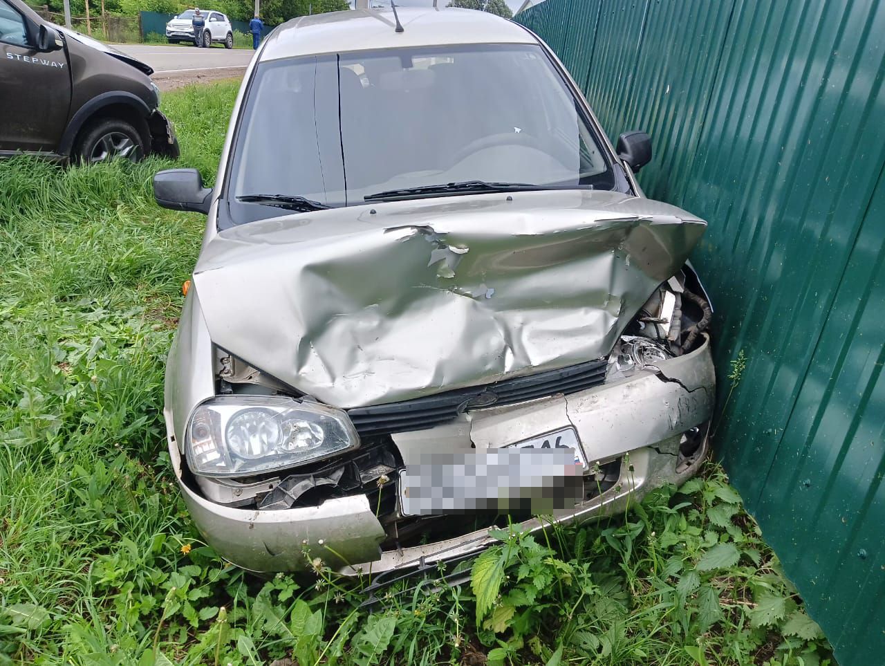 Кукмара районында җиңел машина йөртүче туктап торган автомобильгә бәрелгән