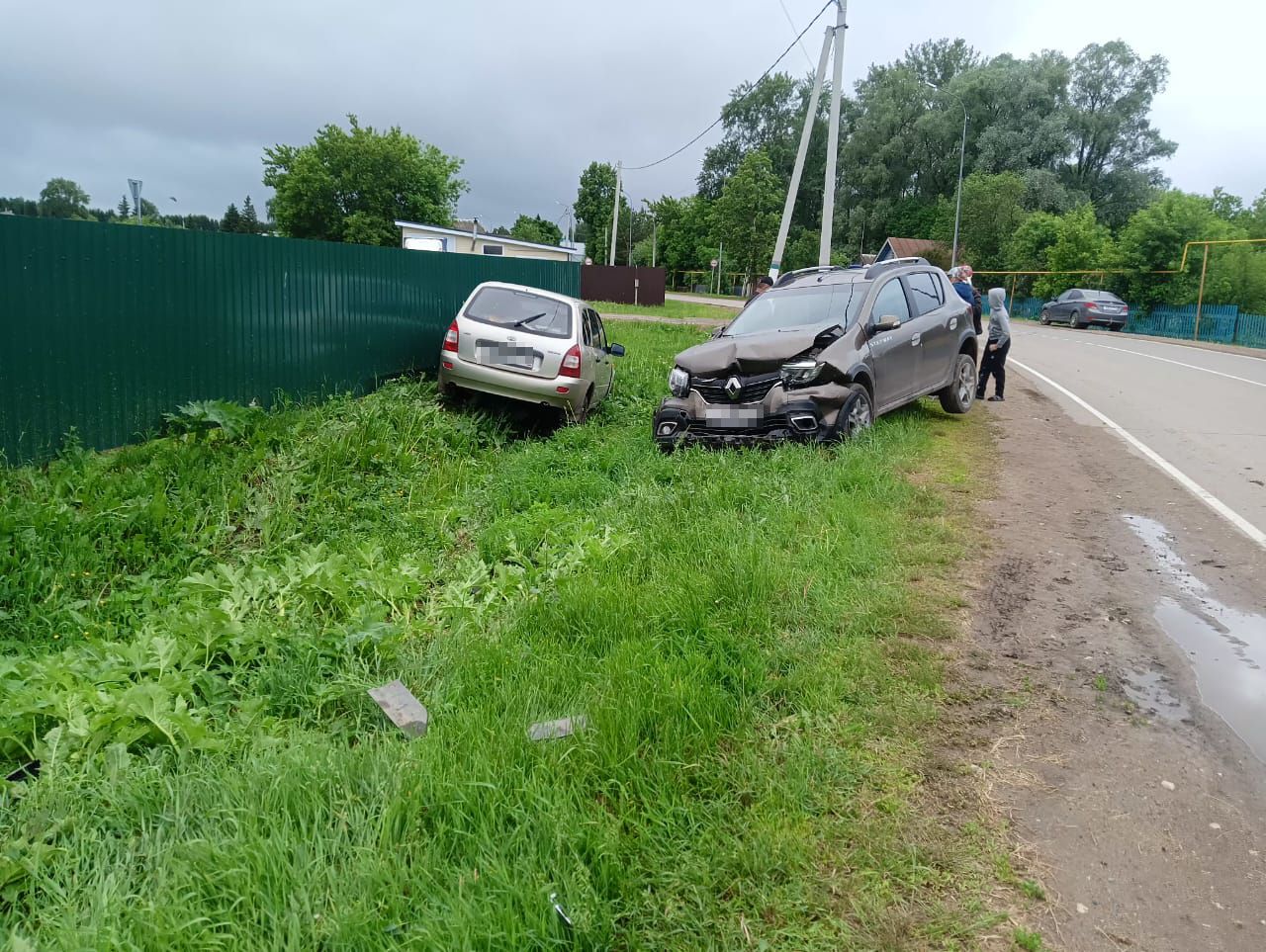 Кукмара районында җиңел машина йөртүче туктап торган автомобильгә бәрелгән