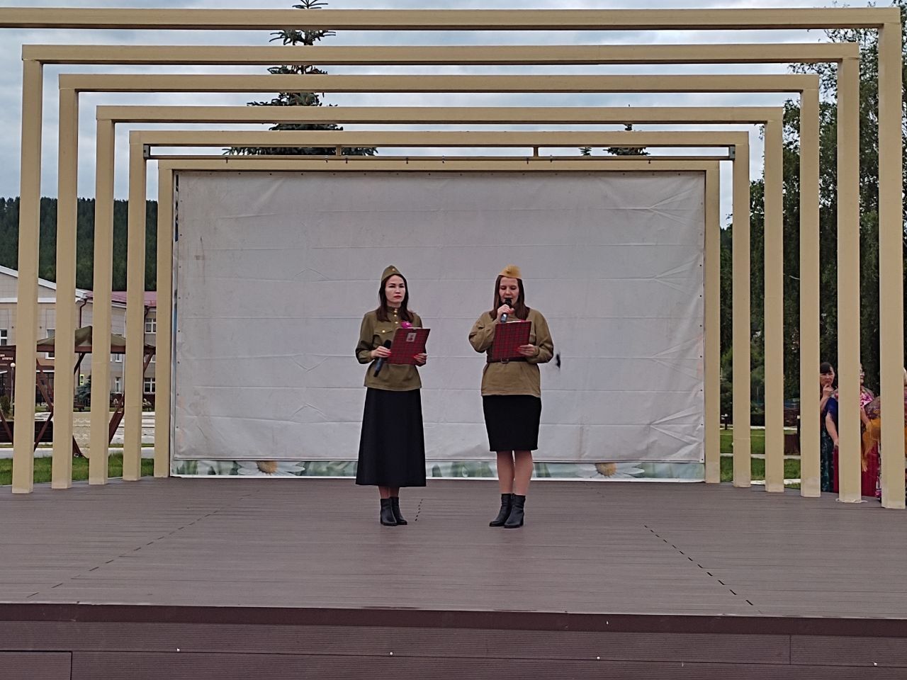 Работники культуры Ош-Юмьинского и Поч-Кучукского сельских поселений спели фронтовые песни на Комсомольской площади Кукмора