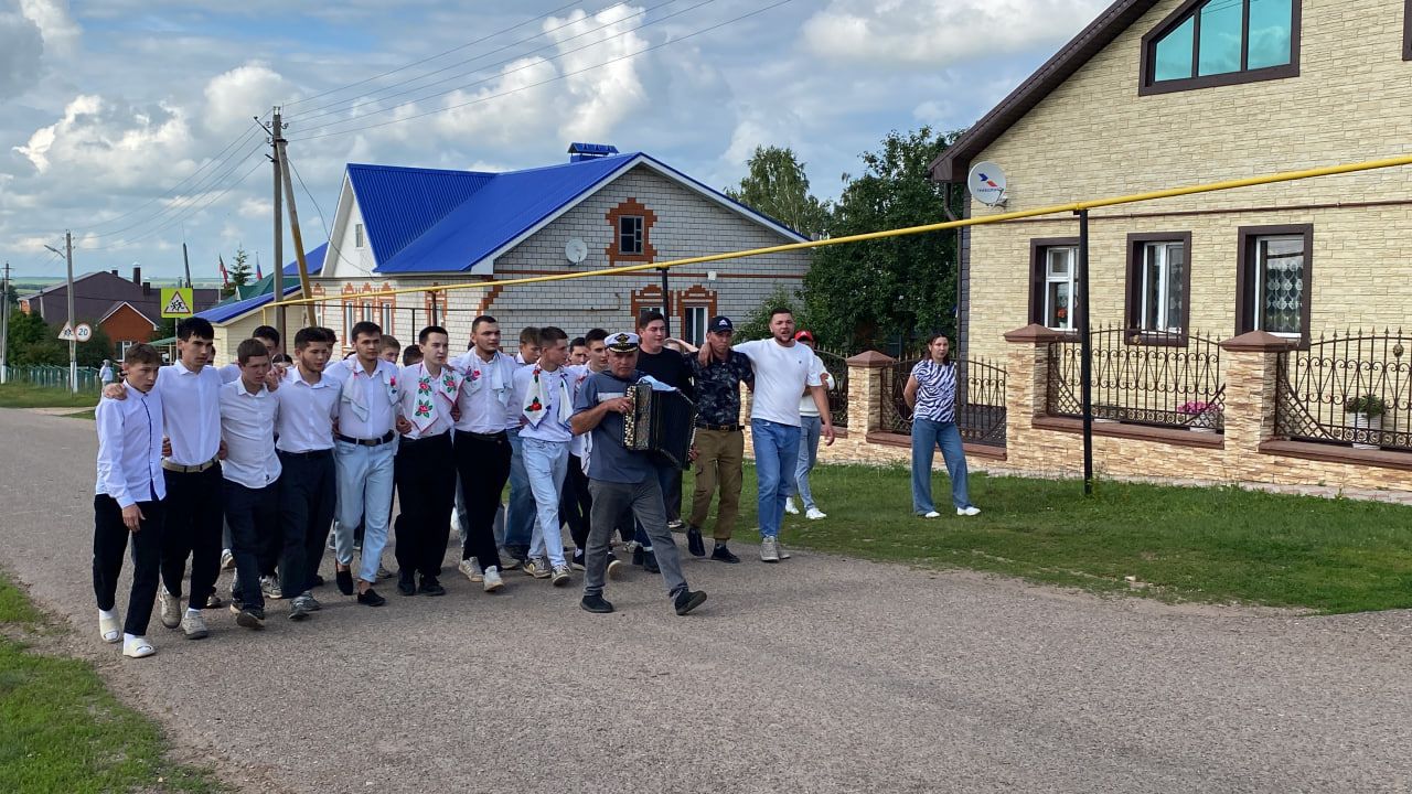 Кукмараның Аш-Буҗи авылыннан хәрби бурычын үтәргә берьюлы биш егет китте