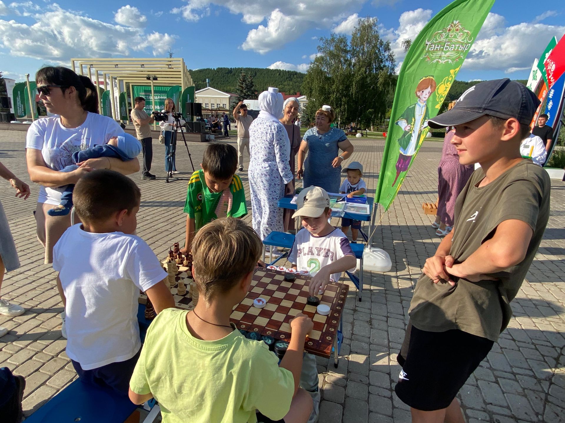 В Кукморе на Комсомольской площади состоялся фестиваль «Наш двор»