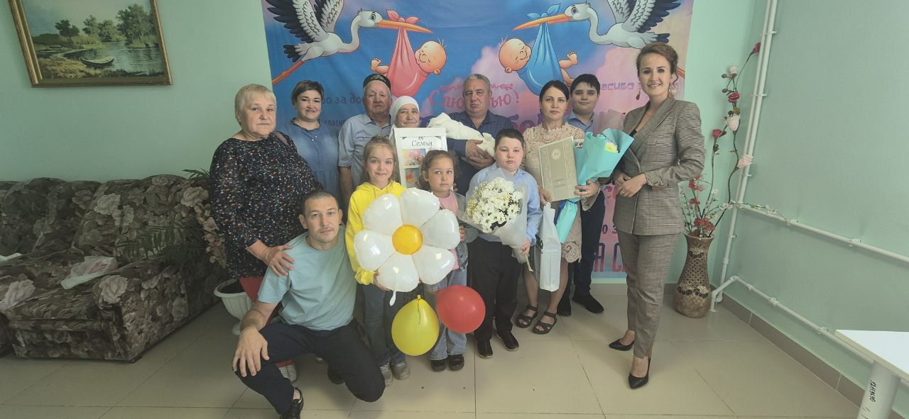Гаилә, мәхәббәт һәм тугрылык көне алдыннан Кукмара бала тудыру йортында дөньяга килгән сабыйны каршы алу тантанасы узды