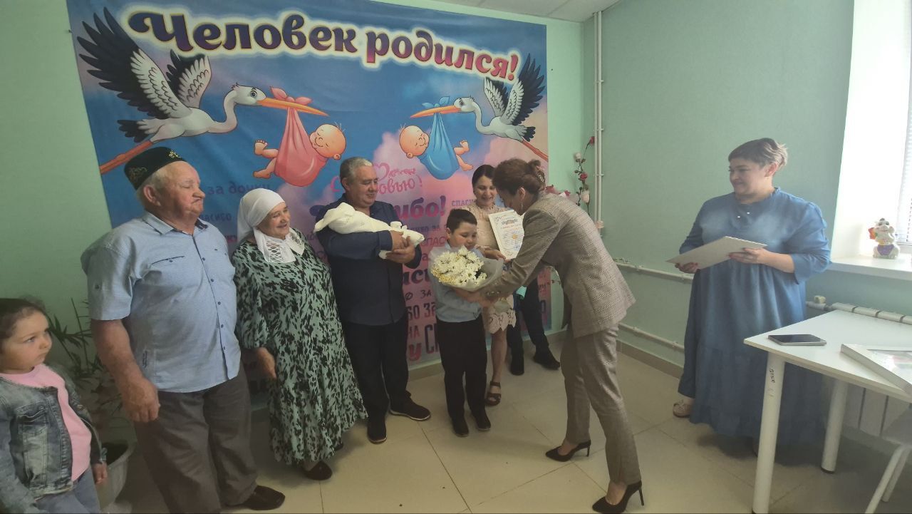Гаилә, мәхәббәт һәм тугрылык көне алдыннан Кукмара бала тудыру йортында дөньяга килгән сабыйны каршы алу тантанасы узды