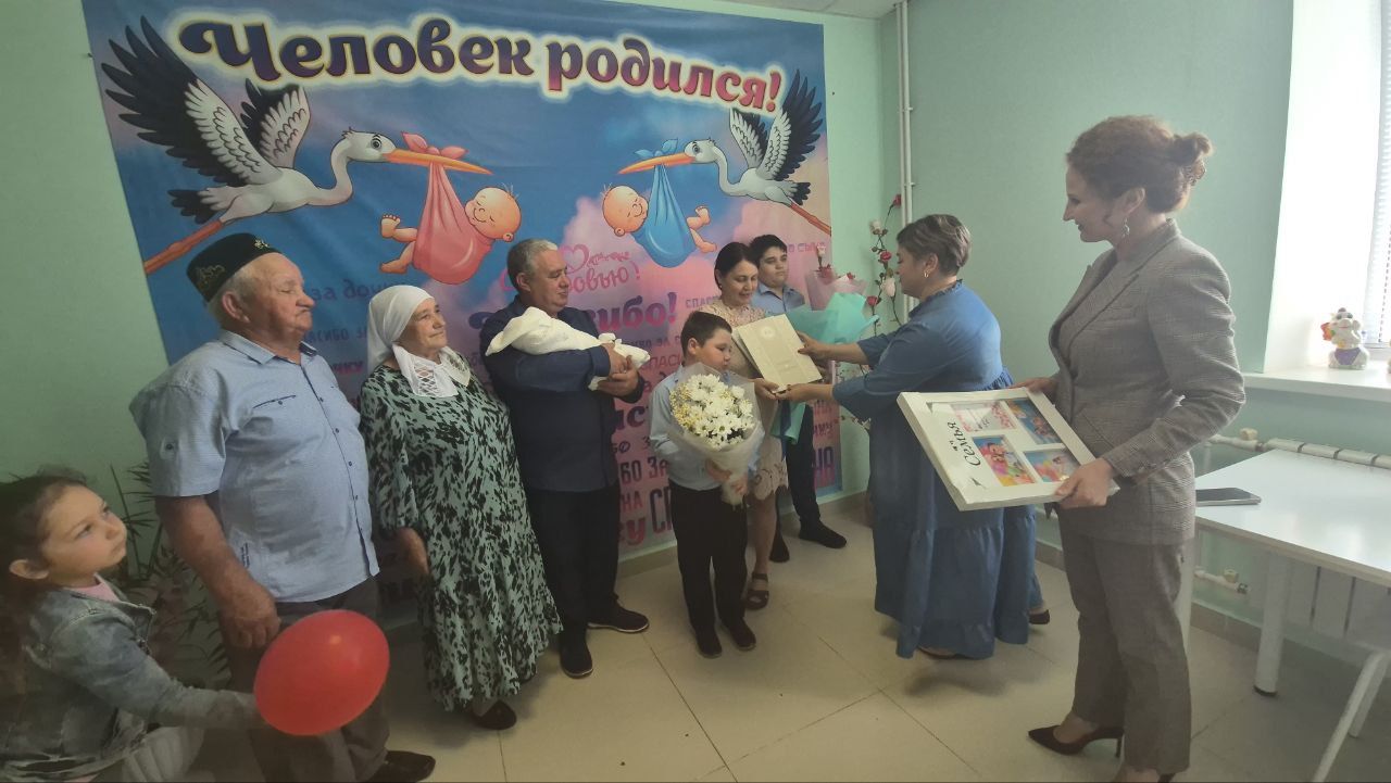 Гаилә, мәхәббәт һәм тугрылык көне алдыннан Кукмара бала тудыру йортында дөньяга килгән сабыйны каршы алу тантанасы узды