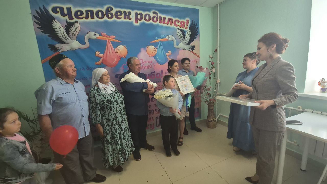 Гаилә, мәхәббәт һәм тугрылык көне алдыннан Кукмара бала тудыру йортында дөньяга килгән сабыйны каршы алу тантанасы узды
