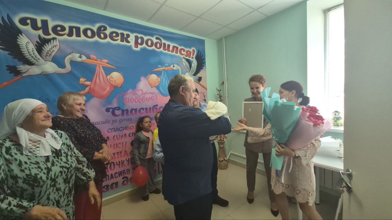 Гаилә, мәхәббәт һәм тугрылык көне алдыннан Кукмара бала тудыру йортында дөньяга килгән сабыйны каршы алу тантанасы узды
