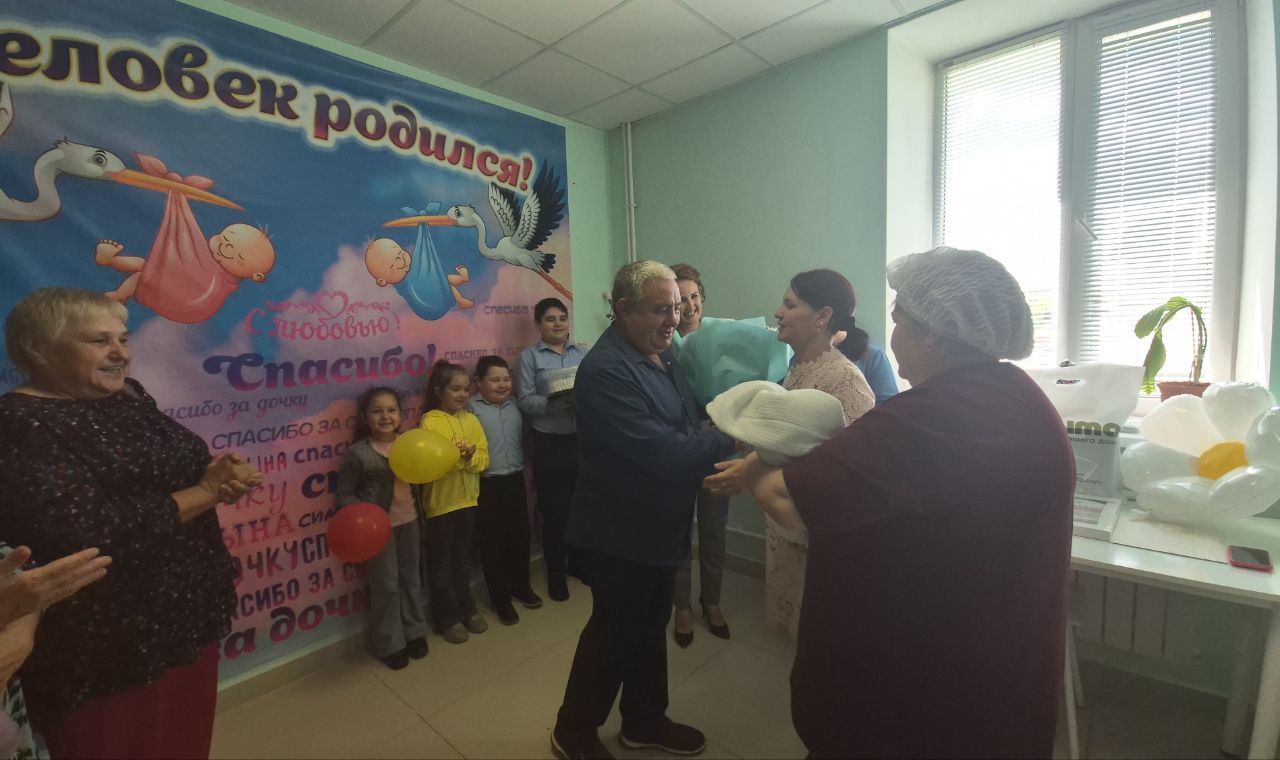 Гаилә, мәхәббәт һәм тугрылык көне алдыннан Кукмара бала тудыру йортында дөньяга килгән сабыйны каршы алу тантанасы узды