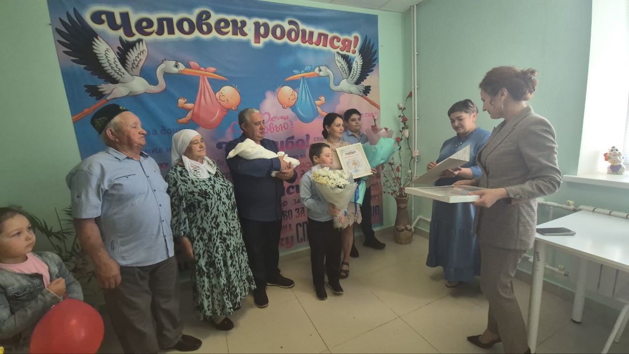 Гаилә, мәхәббәт һәм тугрылык көне алдыннан Кукмара бала тудыру йортында дөньяга килгән сабыйны каршы алу тантанасы узды