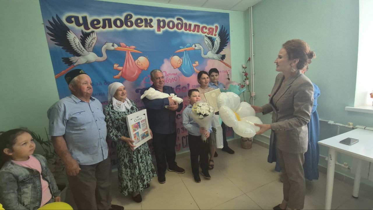 Гаилә, мәхәббәт һәм тугрылык көне алдыннан Кукмара бала тудыру йортында дөньяга килгән сабыйны каршы алу тантанасы узды