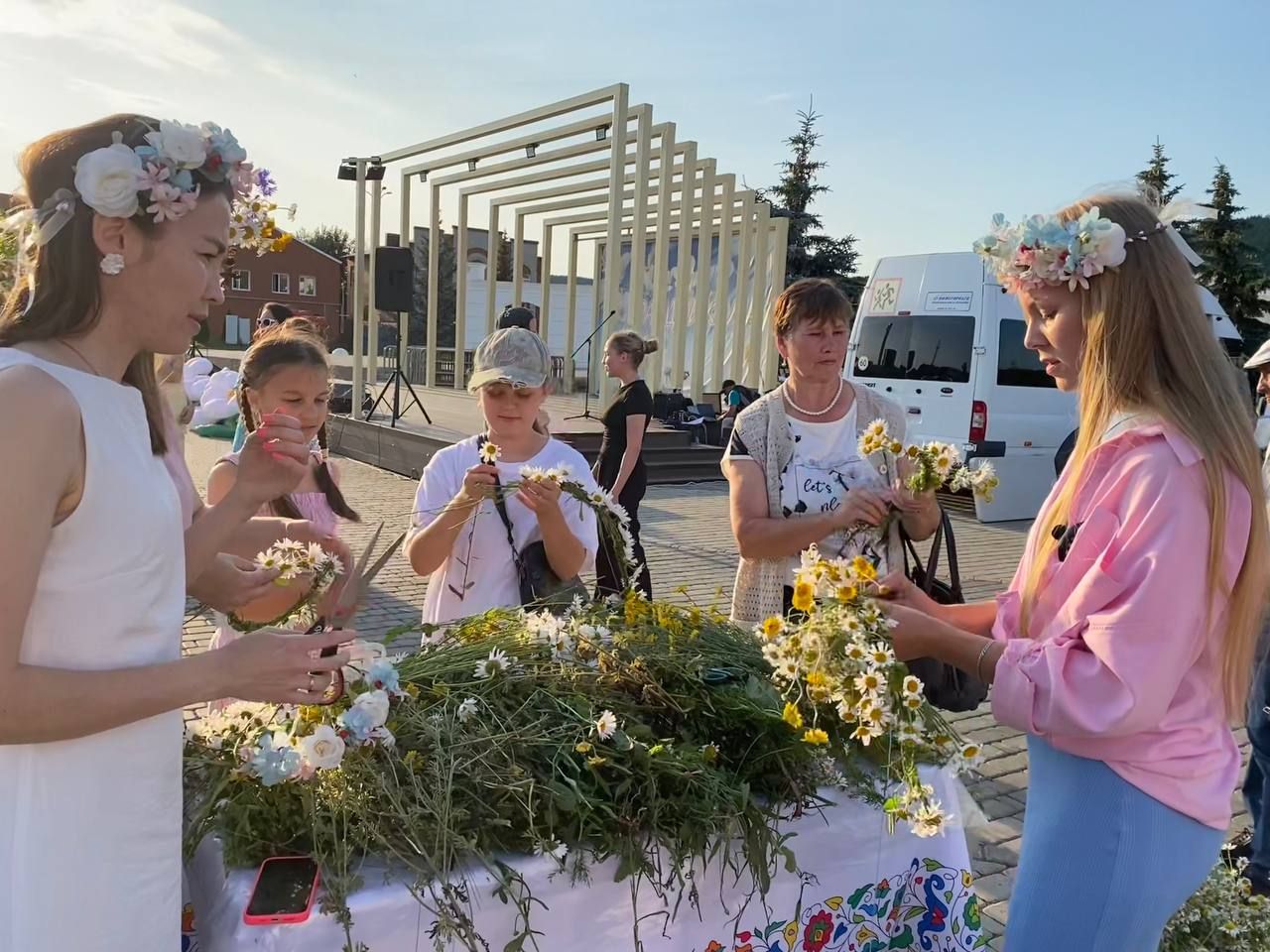 Гаилә - тормышның нигезе: Кукмараның Комсомол мәйданында бәйрәм чарасы узды