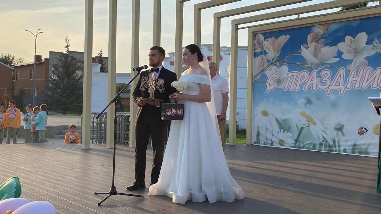 Гаилә - тормышның нигезе: Кукмараның Комсомол мәйданында бәйрәм чарасы узды