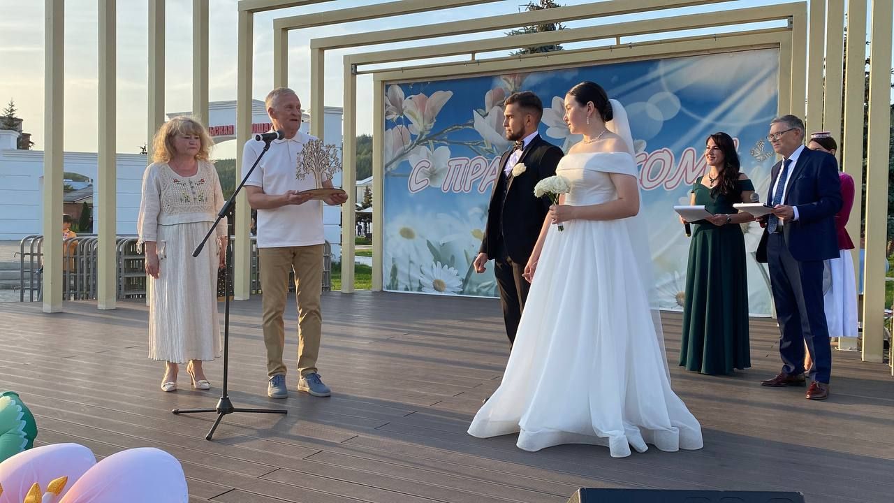 Гаилә - тормышның нигезе: Кукмараның Комсомол мәйданында бәйрәм чарасы узды