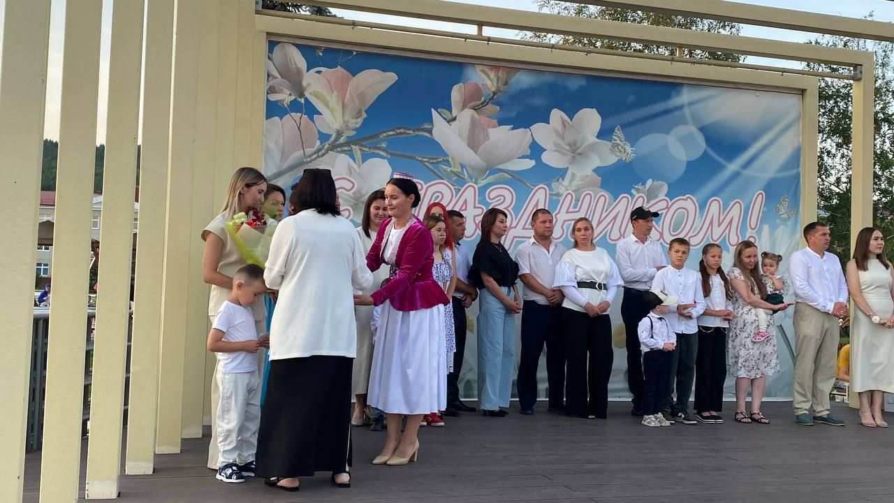 Гаилә - тормышның нигезе: Кукмараның Комсомол мәйданында бәйрәм чарасы узды