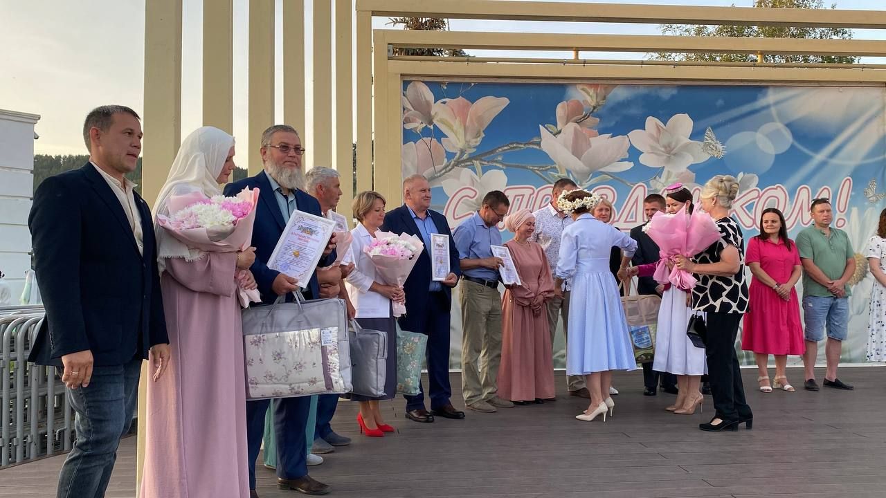 Гаилә - тормышның нигезе: Кукмараның Комсомол мәйданында бәйрәм чарасы узды