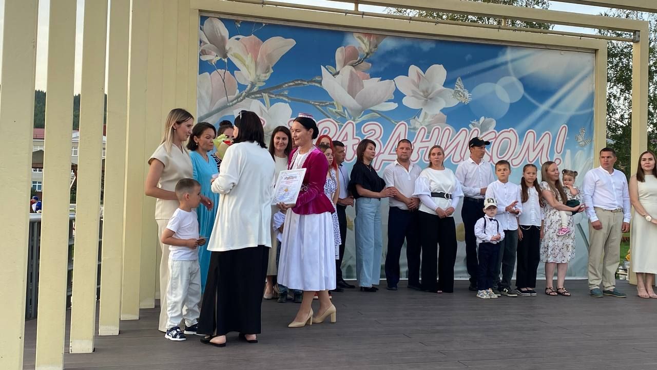 Гаилә - тормышның нигезе: Кукмараның Комсомол мәйданында бәйрәм чарасы узды