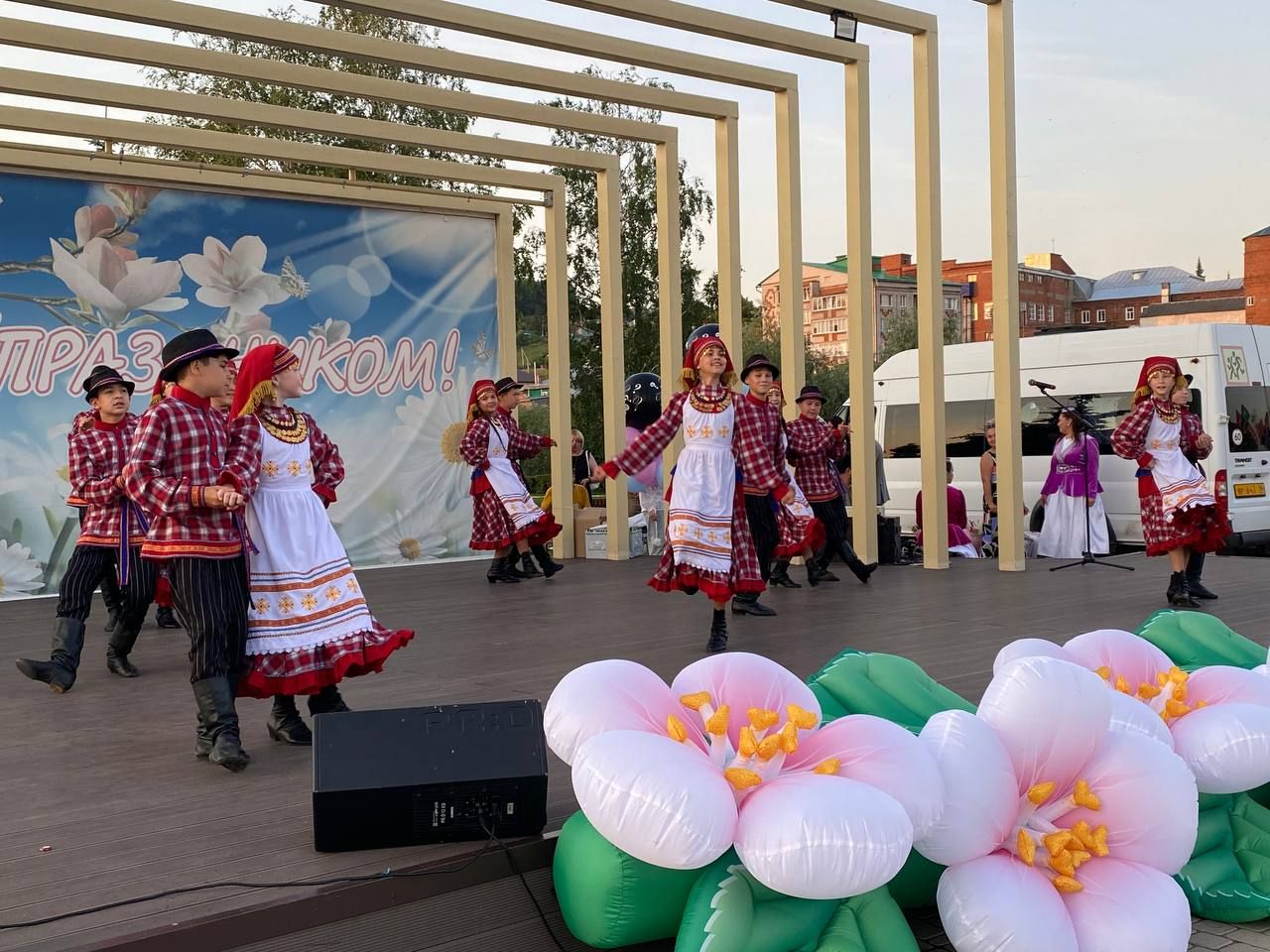 Гаилә - тормышның нигезе: Кукмараның Комсомол мәйданында бәйрәм чарасы узды