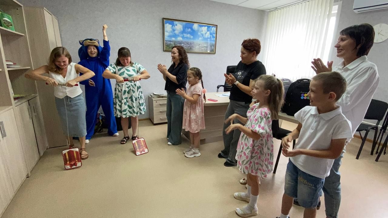 «В добрый путь!»: в редакции газеты «Хезмет даны» вручили подарки от АО «ТАТМЕДИА» будущим первоклассникам