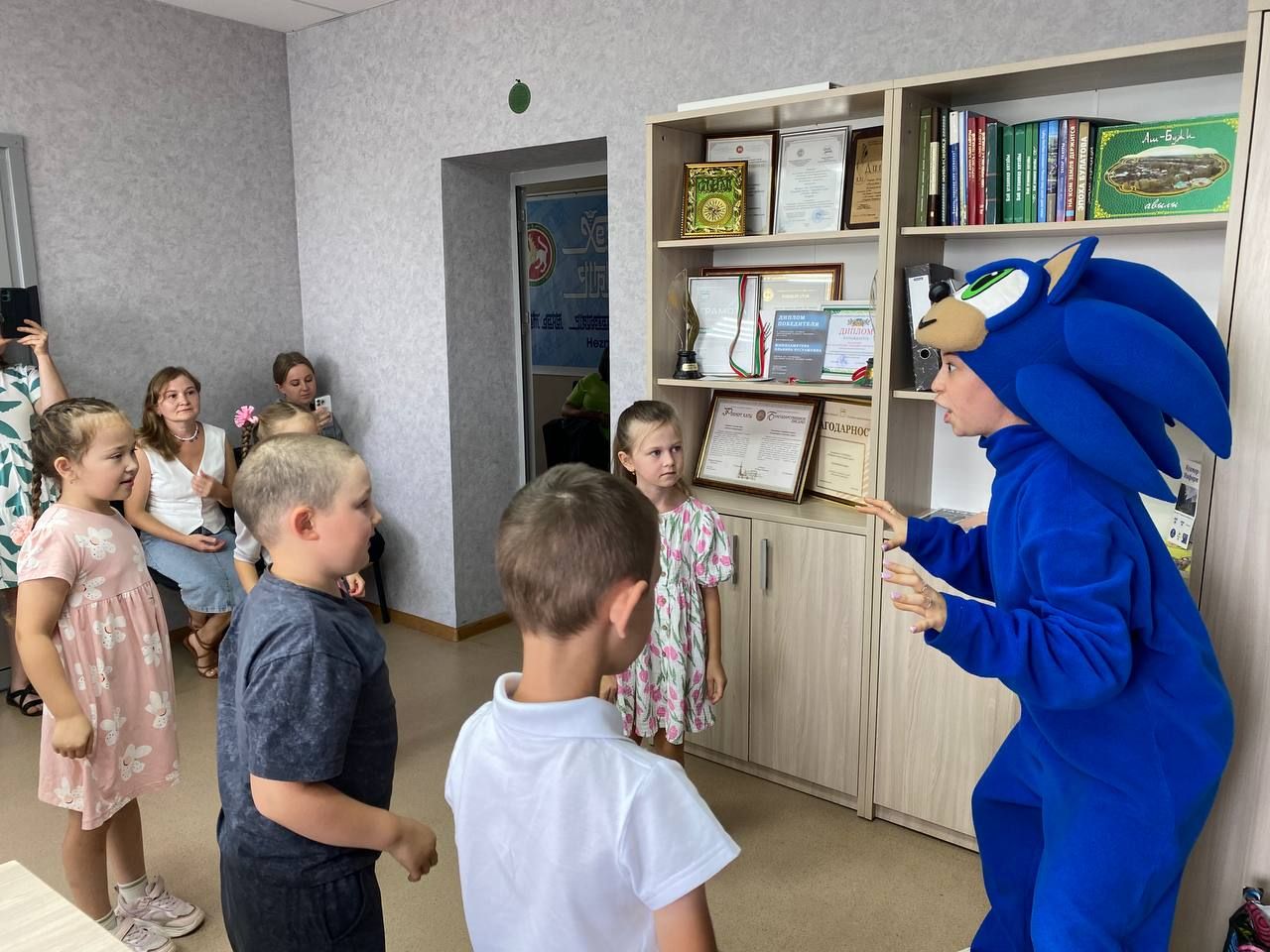 «В добрый путь!»: в редакции газеты «Хезмет даны» вручили подарки от АО «ТАТМЕДИА» будущим первоклассникам
