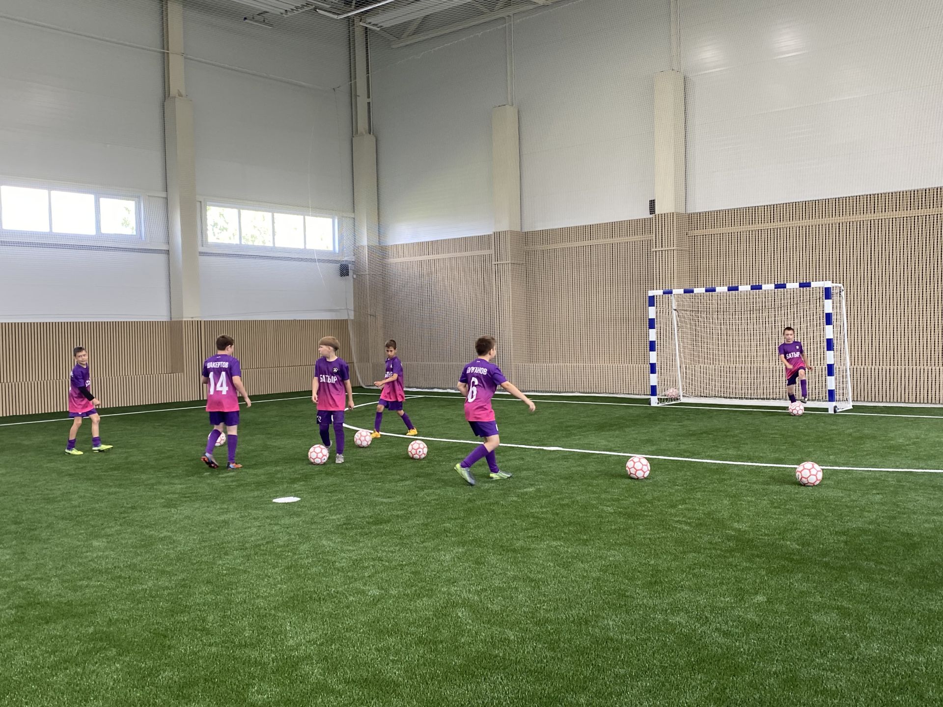 Спортка яңа сулыш:  Кукмарада  ачык футбол манежы кулланышка тапшырылды