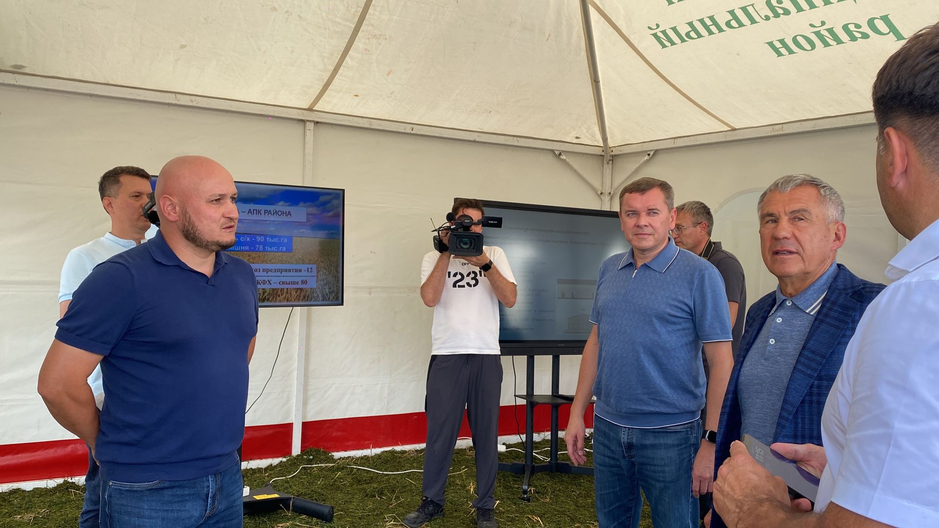 Рөстәм Миңнеханов Кукмарада авыл хуҗалыгы предприятиеләре җитәкчеләре, алдынгы механизаторлар белән очрашты
