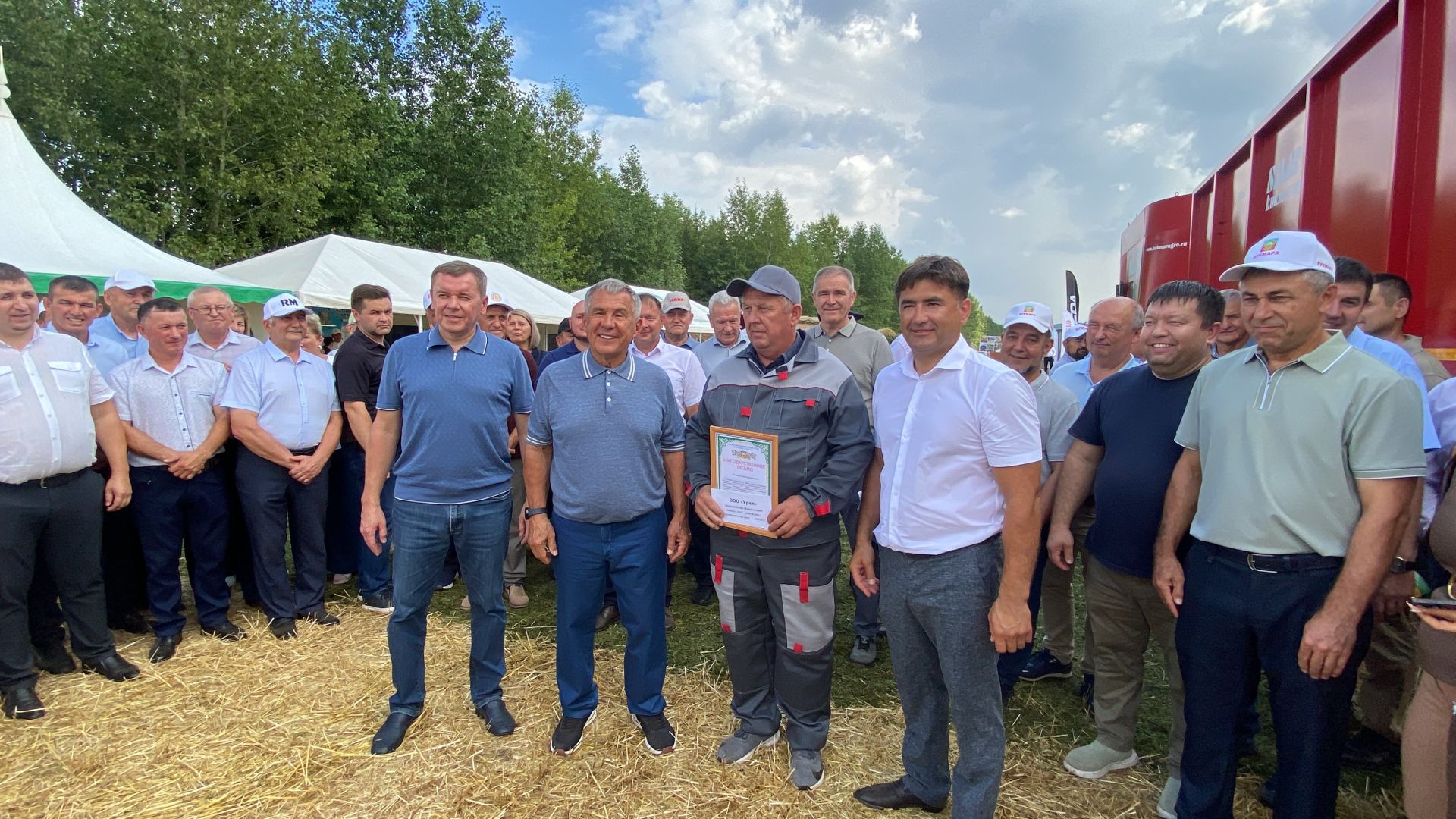 Рөстәм Миңнеханов Кукмарада авыл хуҗалыгы предприятиеләре җитәкчеләре, алдынгы механизаторлар белән очрашты