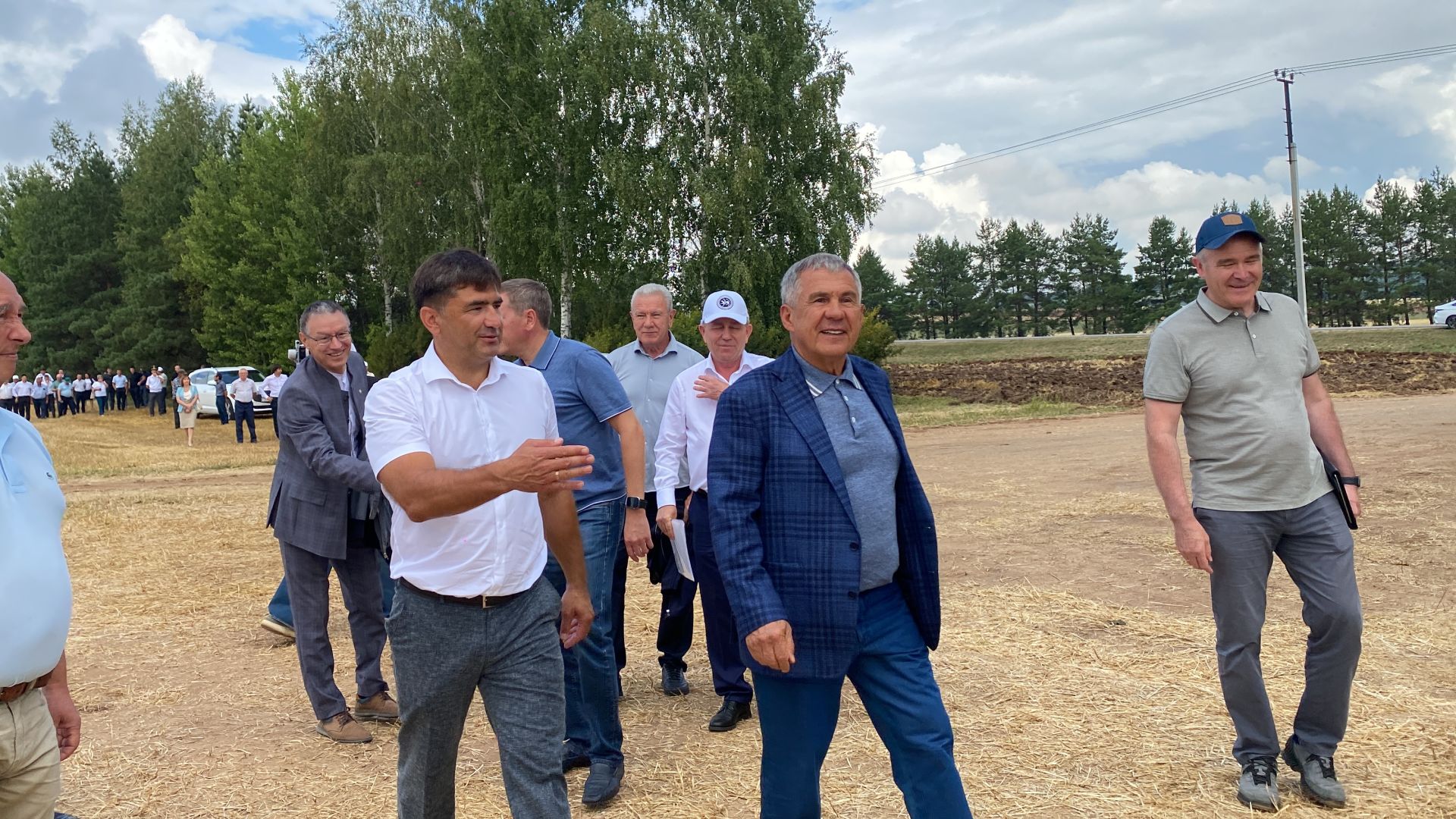 Рөстәм Миңнеханов Кукмарада авыл хуҗалыгы предприятиеләре җитәкчеләре, алдынгы механизаторлар белән очрашты