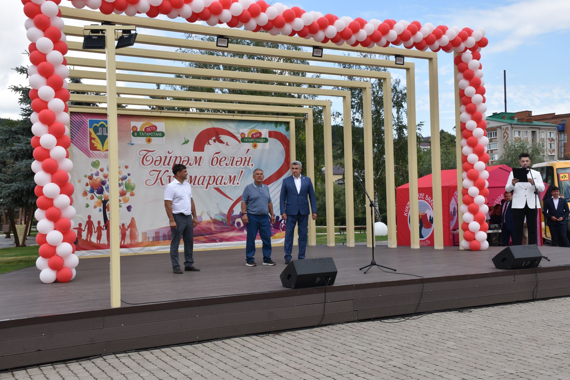 Татарстан Рәисе  Кукмарада республиканың шәһәр һәм районнарына 57 яңа мәктәп автобусы бирде