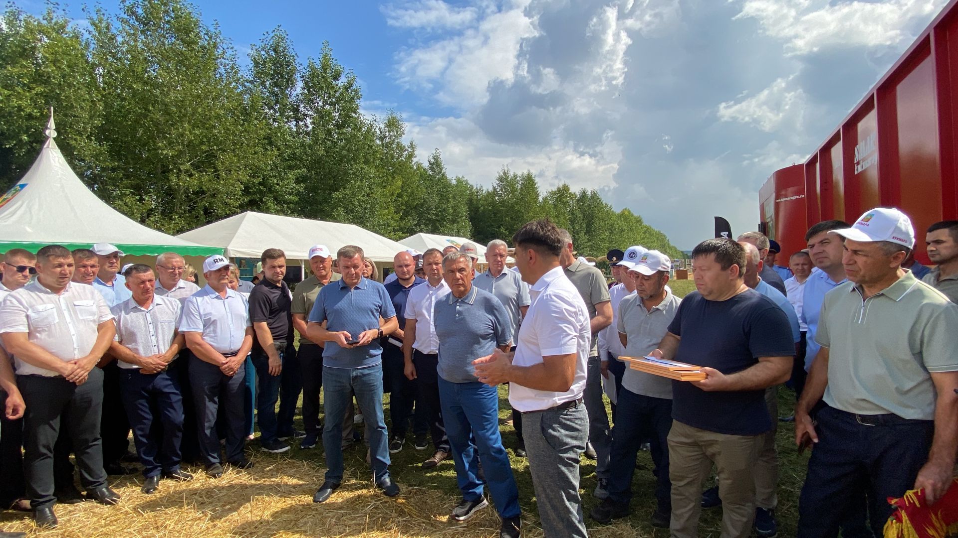 Рөстәм Миңнеханов Кукмарада авыл хуҗалыгы предприятиеләре җитәкчеләре, алдынгы механизаторлар белән очрашты