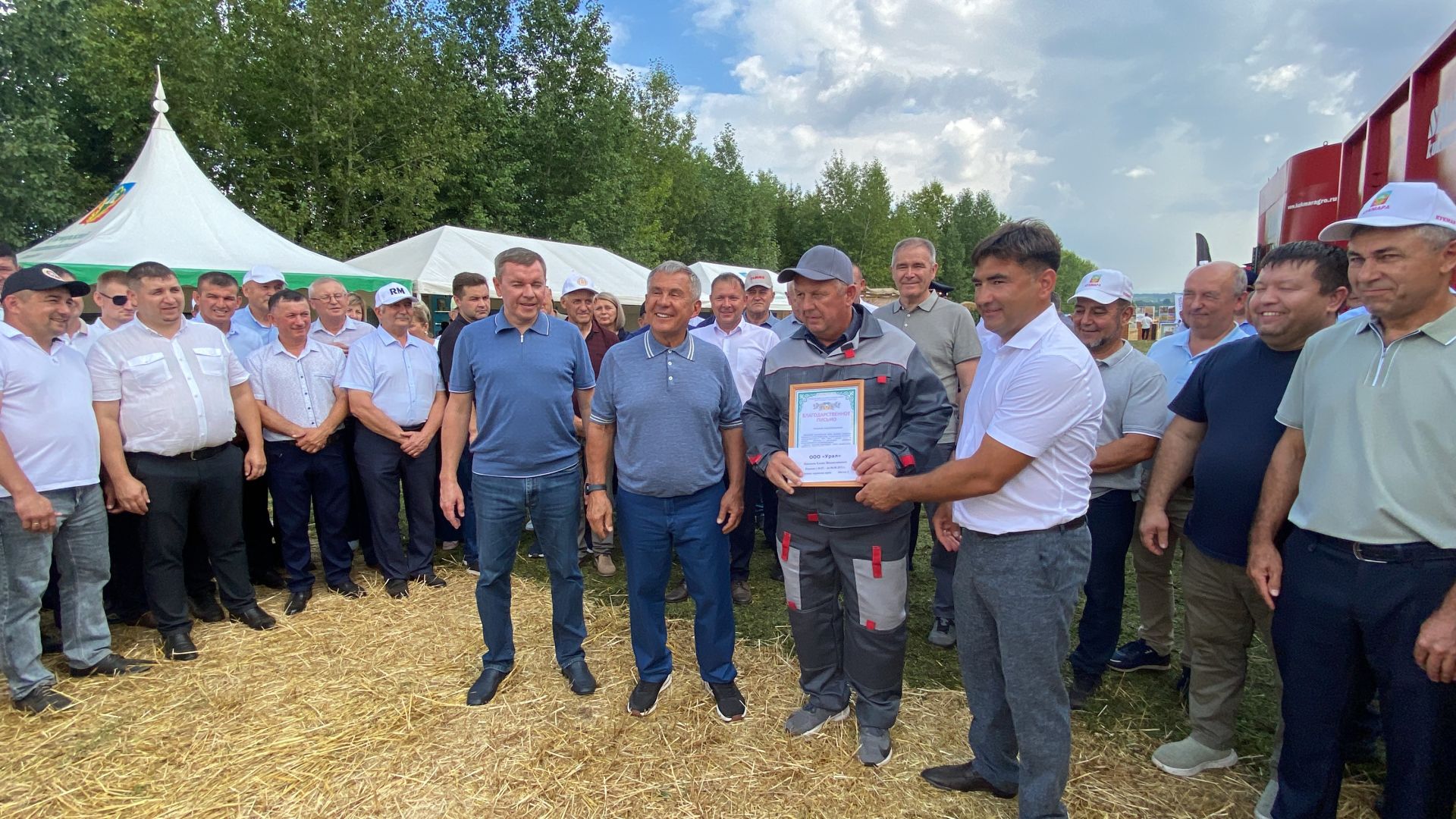 Рөстәм Миңнеханов Кукмарада авыл хуҗалыгы предприятиеләре җитәкчеләре, алдынгы механизаторлар белән очрашты
