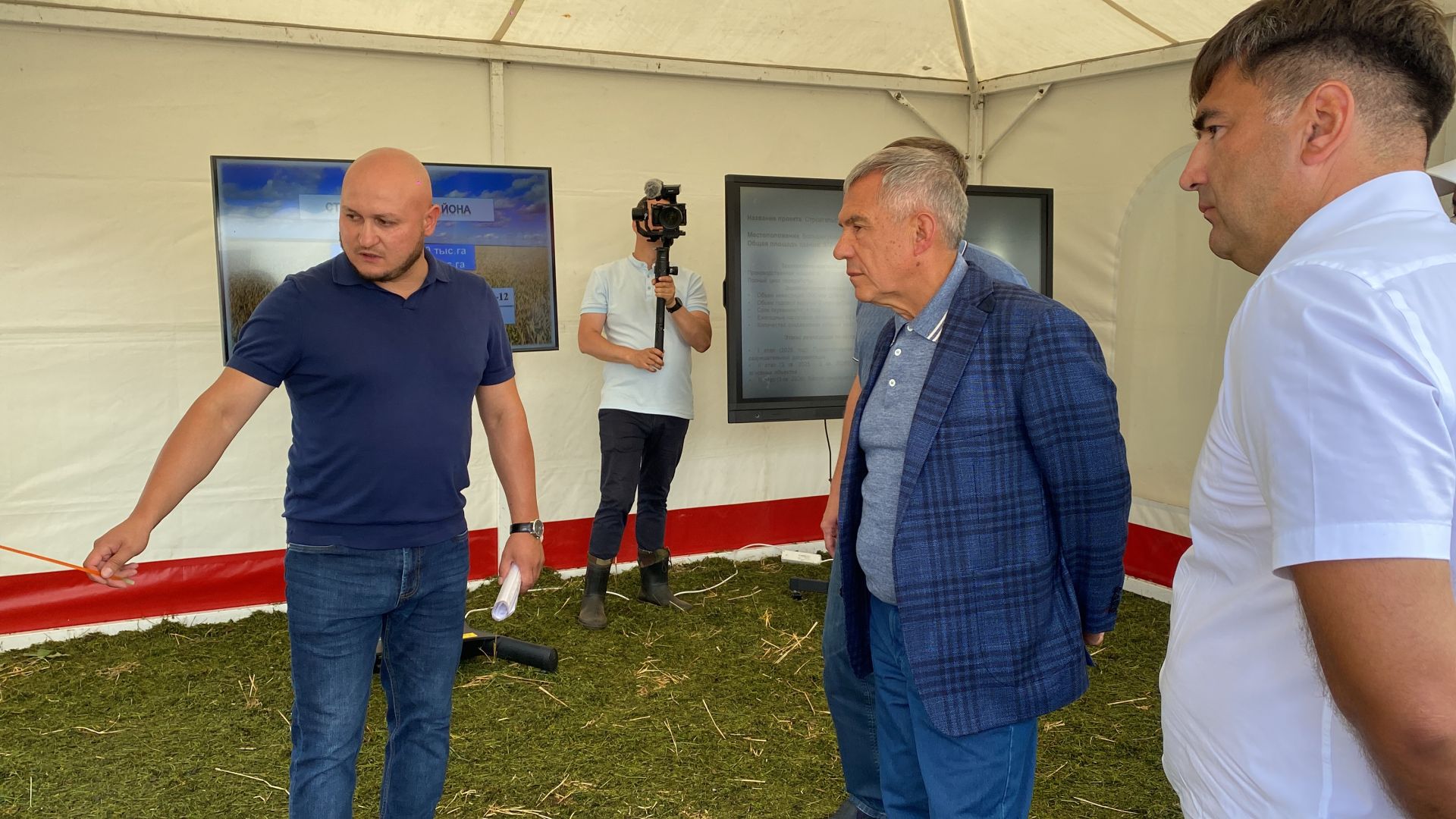 Рөстәм Миңнеханов Кукмарада авыл хуҗалыгы предприятиеләре җитәкчеләре, алдынгы механизаторлар белән очрашты