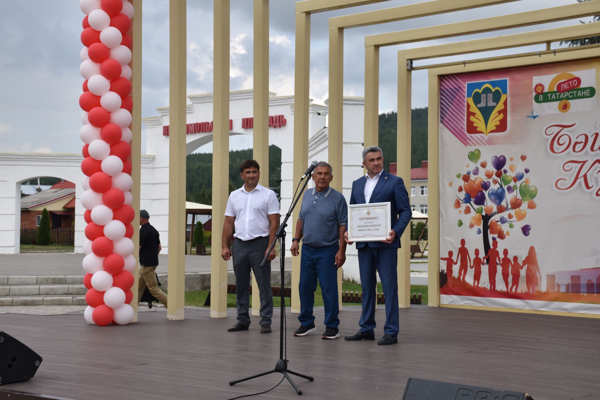 Татарстан Рәисе  Кукмарада республиканың шәһәр һәм районнарына 57 яңа мәктәп автобусы бирде