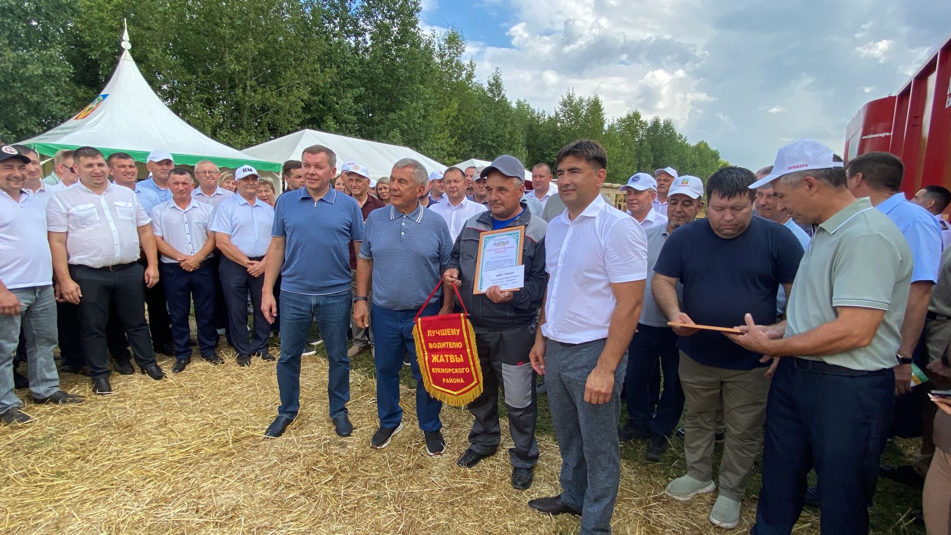 Рөстәм Миңнеханов Кукмарада авыл хуҗалыгы предприятиеләре җитәкчеләре, алдынгы механизаторлар белән очрашты