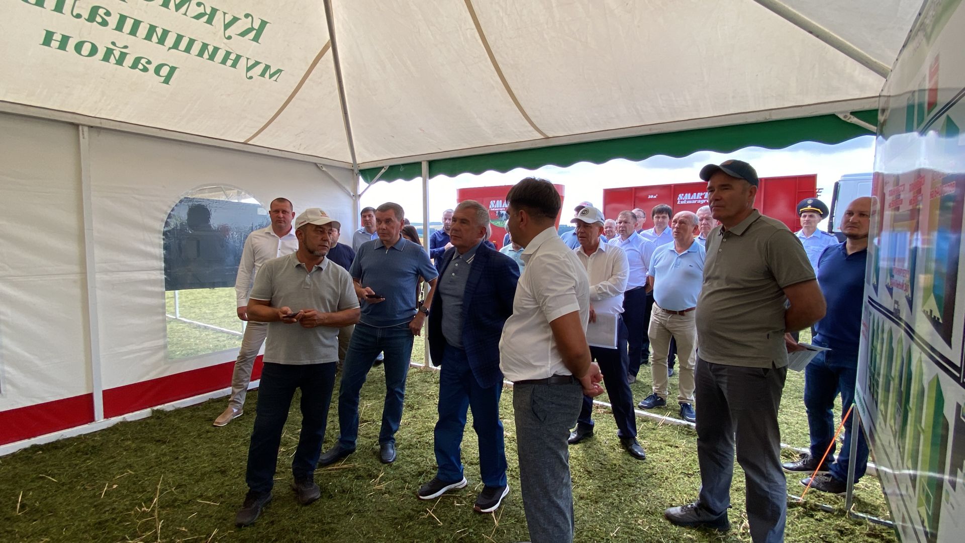 Рөстәм Миңнеханов Кукмарада авыл хуҗалыгы предприятиеләре җитәкчеләре, алдынгы механизаторлар белән очрашты