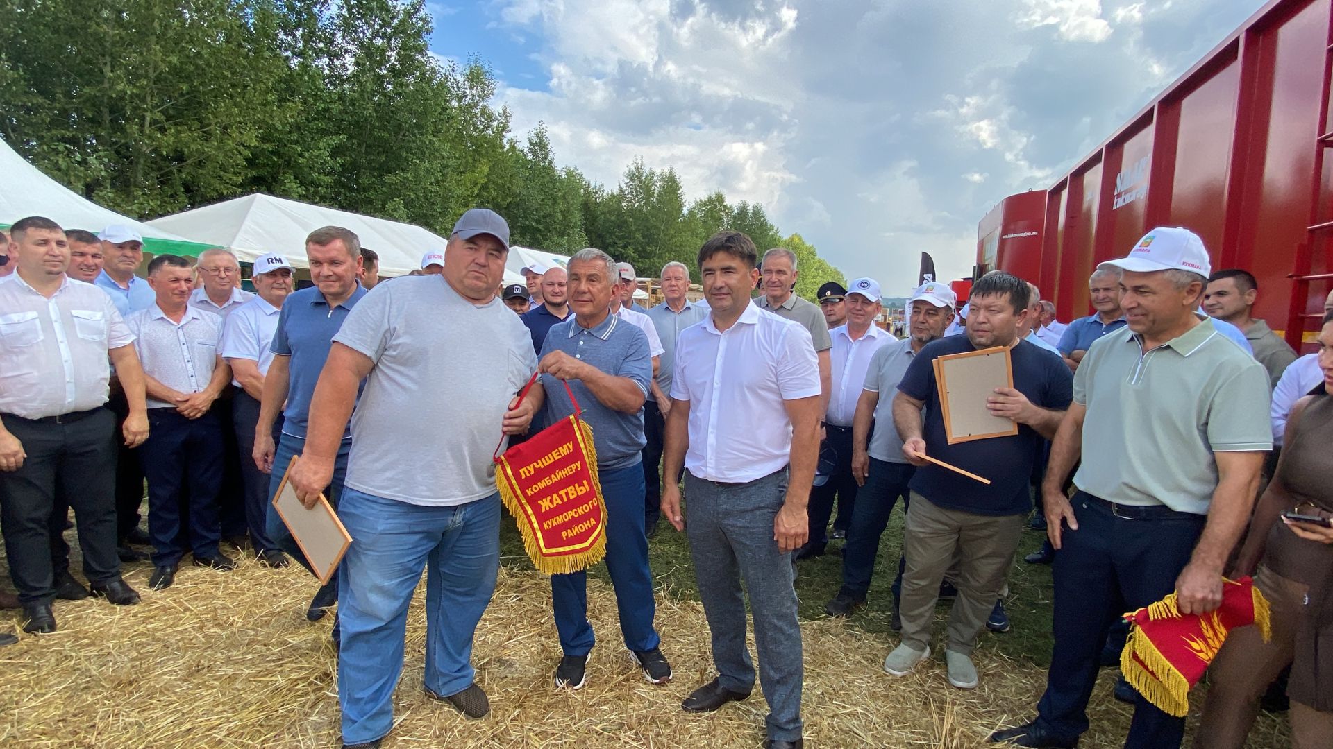Рөстәм Миңнеханов Кукмарада авыл хуҗалыгы предприятиеләре җитәкчеләре, алдынгы механизаторлар белән очрашты
