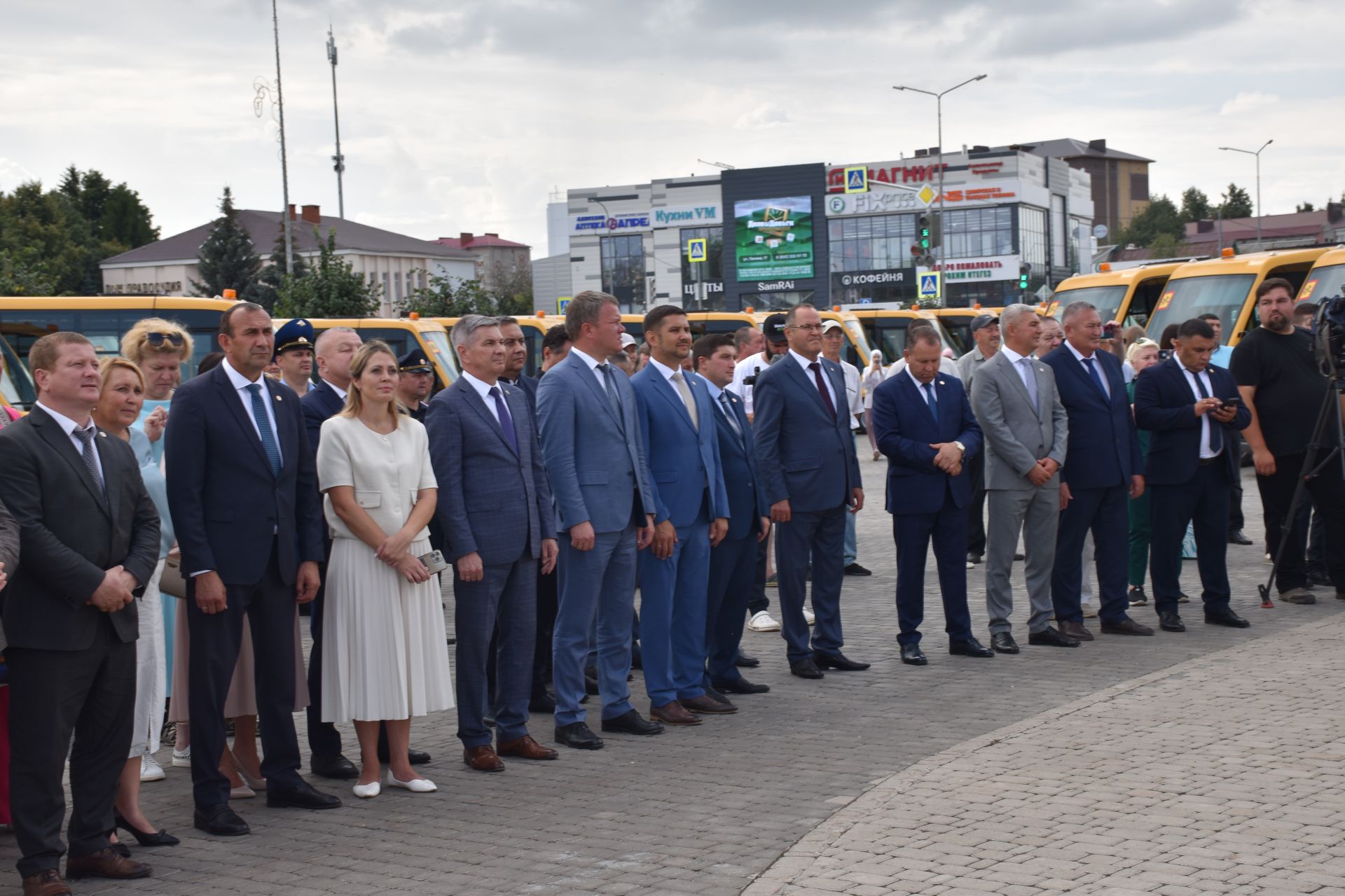 Татарстан Рәисе  Кукмарада республиканың шәһәр һәм районнарына 57 яңа мәктәп автобусы бирде