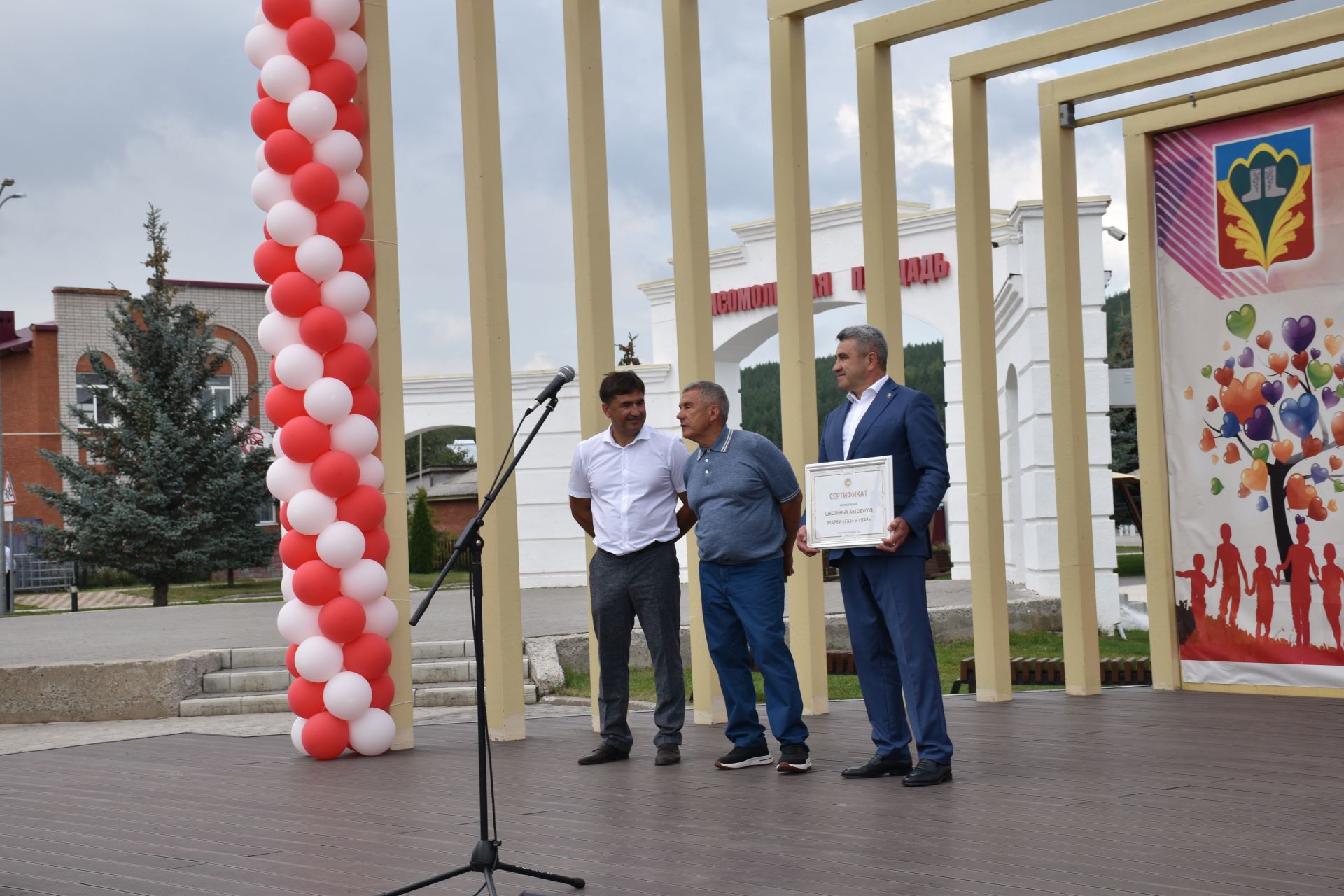 Татарстан Рәисе  Кукмарада республиканың шәһәр һәм районнарына 57 яңа мәктәп автобусы бирде