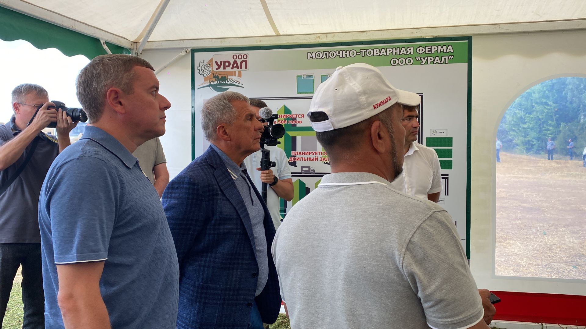 Рөстәм Миңнеханов Кукмарада авыл хуҗалыгы предприятиеләре җитәкчеләре, алдынгы механизаторлар белән очрашты