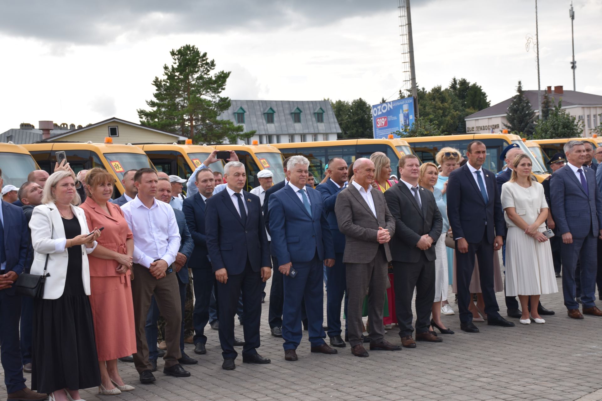 Татарстан Рәисе  Кукмарада республиканың шәһәр һәм районнарына 57 яңа мәктәп автобусы бирде