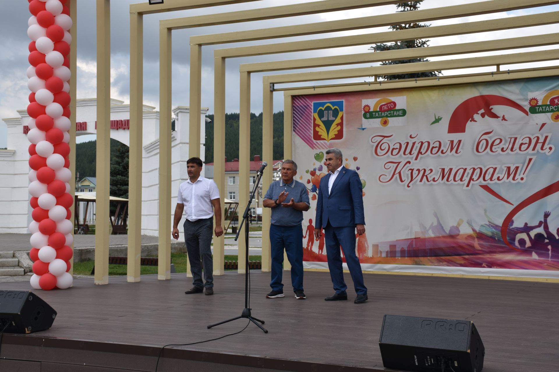 Татарстан Рәисе  Кукмарада республиканың шәһәр һәм районнарына 57 яңа мәктәп автобусы бирде