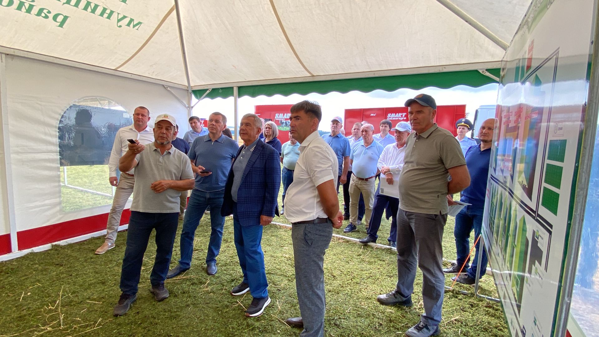Рөстәм Миңнеханов Кукмарада авыл хуҗалыгы предприятиеләре җитәкчеләре, алдынгы механизаторлар белән очрашты