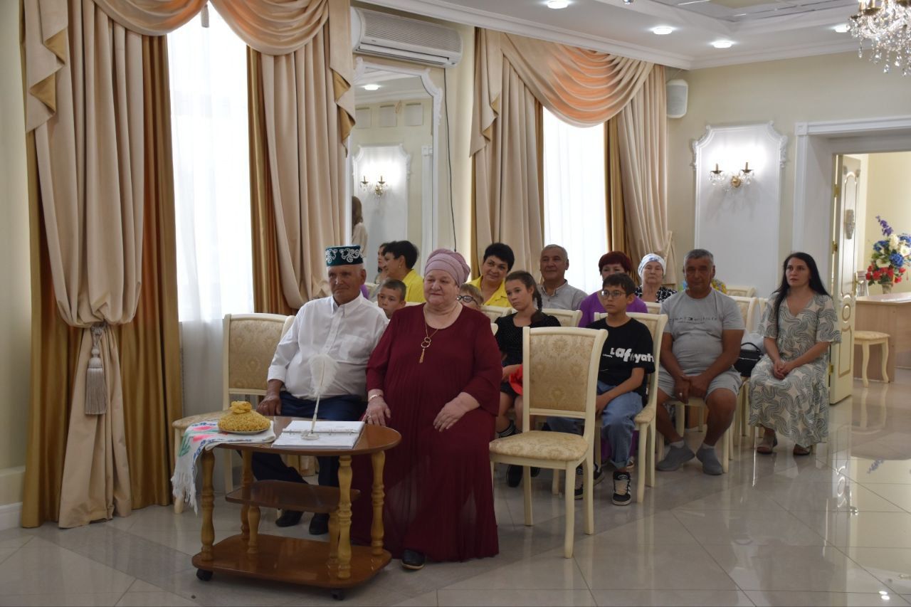 Кукмарада зөбәрҗәт туйларын үткәрүче пар «Районның мактаулы юбилярлары» китабына кертелде