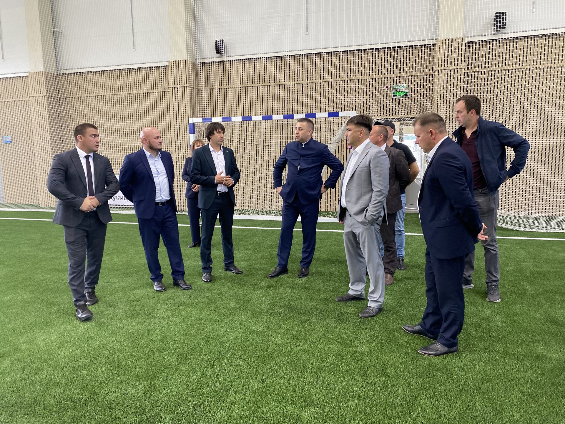 Сергей Димитриев и Ильнар Хафизов осмотрели спорткомплекс «Ялкын» и футбольный манеж «Урал»