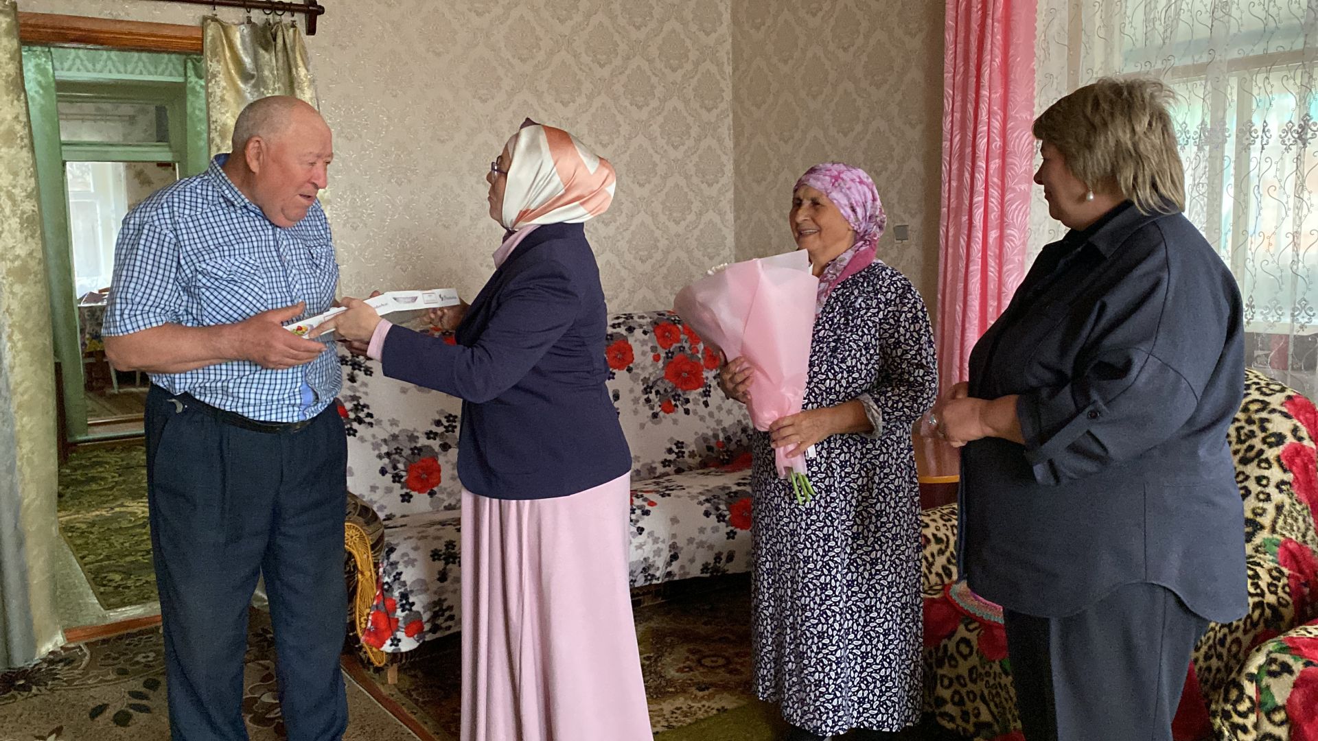 Кукмара районында опека һәм попечительлек бүлеге өлкәннәрне тәбрикләде