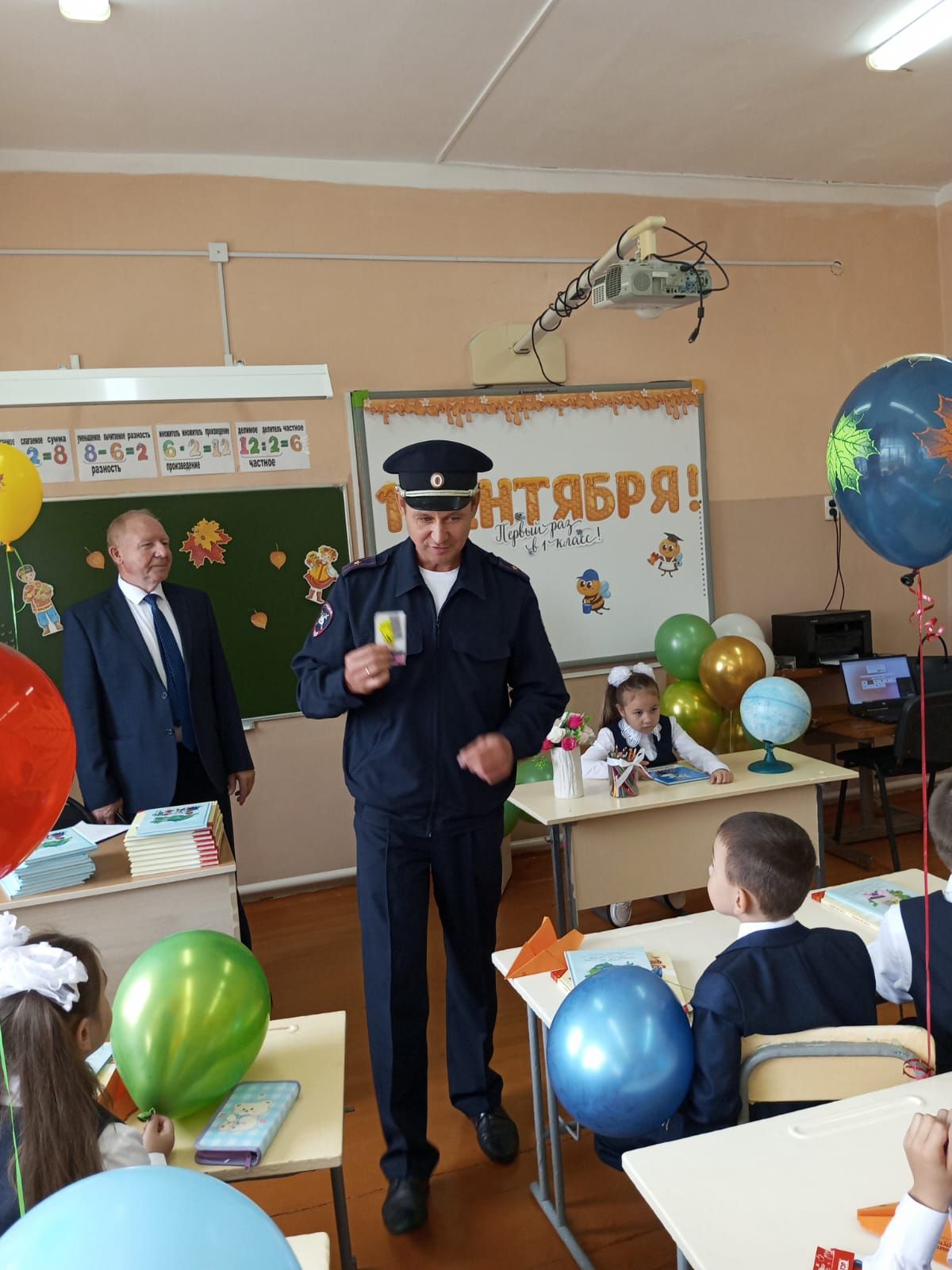 В День знаний сотрудники ГАИ Кукмора напомнили первоклассникам о ПДД