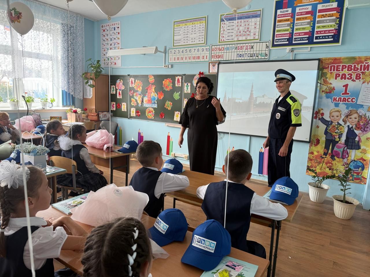 В День знаний сотрудники ГАИ Кукмора напомнили первоклассникам о ПДД