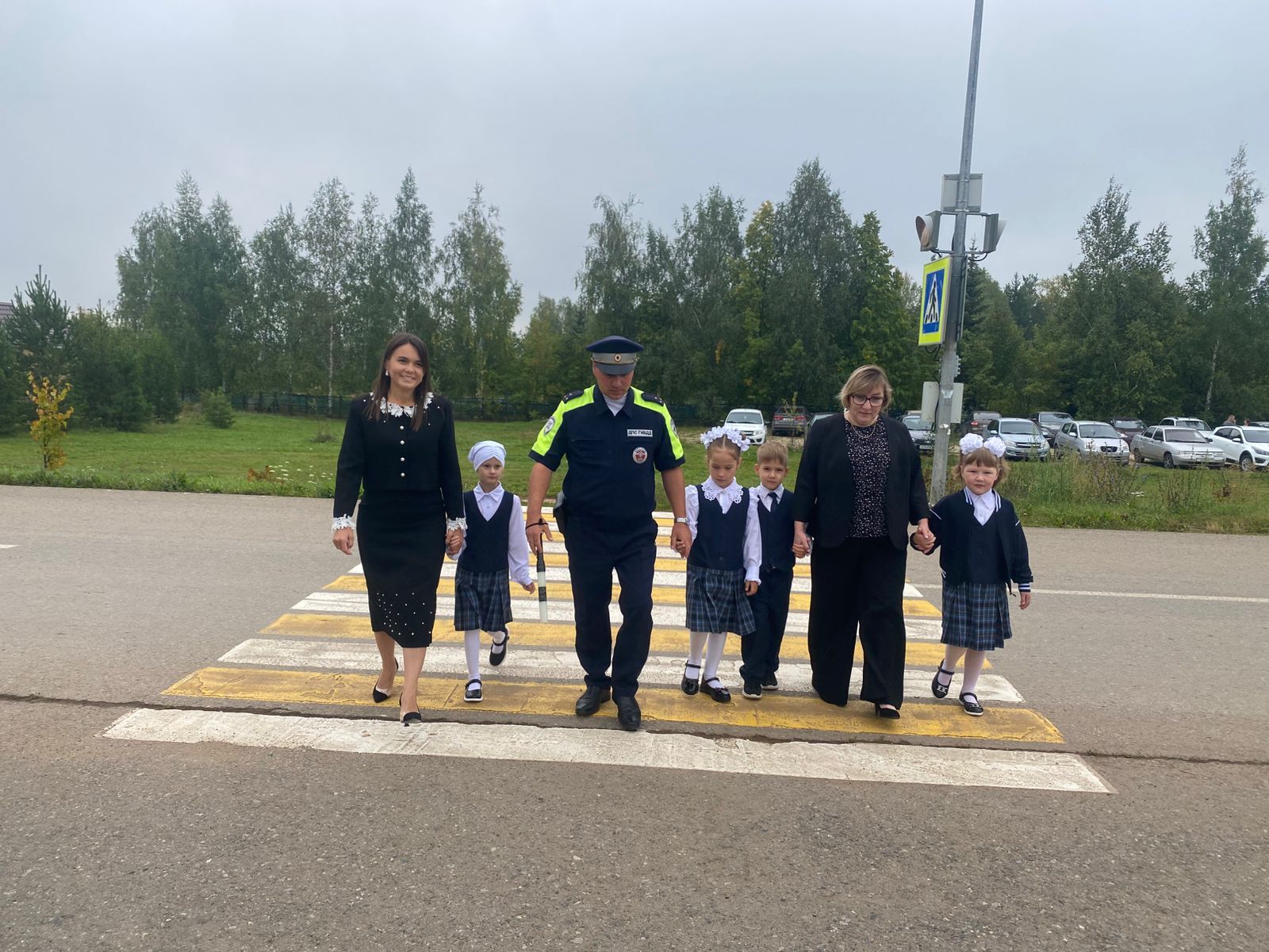 В День знаний сотрудники ГАИ Кукмора напомнили первоклассникам о ПДД