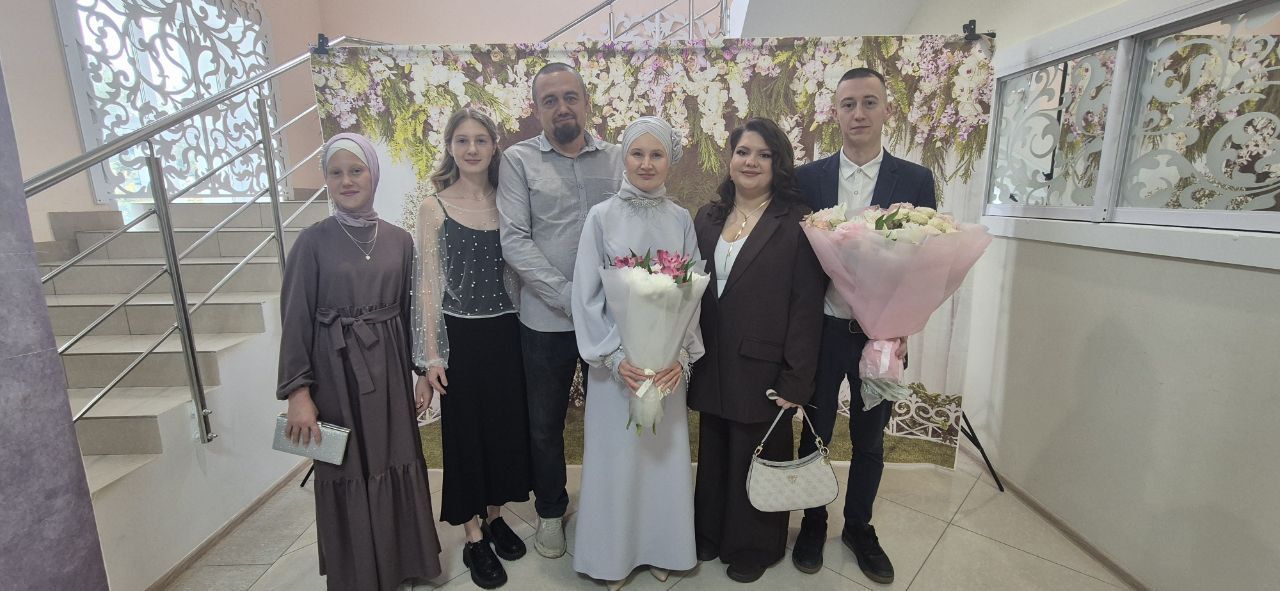Кукмараның Никахлашу сараенда алтын туйларын билгеләп үтүче парны хөрмәтләделәр